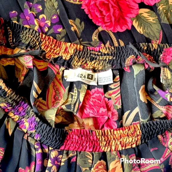 Beautiful Floral and Paisley Alfred Dunner Matching Skirt and Blouse Set - Picture 15 of 16